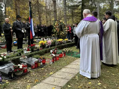 Novo mesto, Pokopalisce Srebrnice.Pogreb 48-letnega Alesa Sutarja, ki je umrl po sobotnem napadu.
