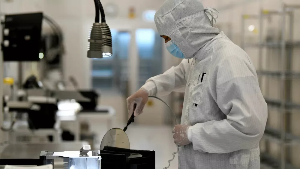 FILE PHOTO: An employee works with a wafer in a production line of Dutch semiconductor company Nexperia, in Hamburg, Germany, June 27, 2024. REUTERS/Fabian Bimmer/File Photo