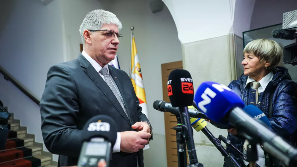 Novo Mesto, Rotovz.Izjava za medije po izredni seji obcinskega sveta Mestne obcine Novo mesto, na kateri so obravnavali varnostno problematiko v regiji, ki so se je udelezili tudi predstavniki drzave, med drugim premier Robert Golob in nekateri ministri.Minister za notranje zadeve v odstopu Bostjan Poklukar.