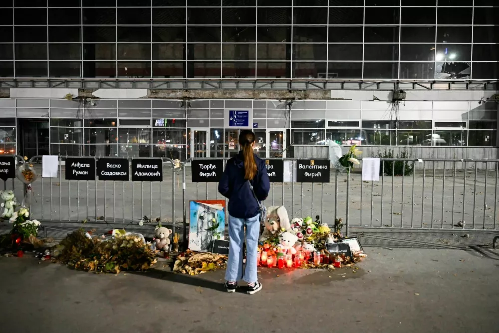Novi Sad, Srbija. Železni&scaron;ka postaja, kjer se je 1. novembra 2024 zru&scaron;ila nadstre&scaron;nica in ubila 16 ljudi. Prva obletnica.31. 10. 2025Foto: Nik Erik Neubauer