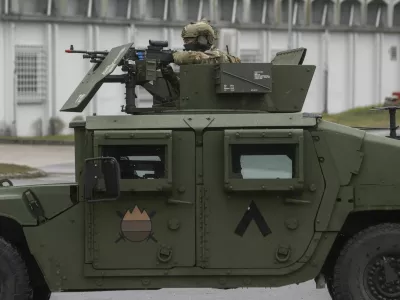 - simbolična fotografija &ndash; vojaki SV -- 31.03.2023 &ndash; Slovenska vojska (SV) - Voja&scaron;nica Ivana Cankarja Vrhnika - obisk predsednice republike v okviru katerega se je seznanila s stanjem pripravljenosti Slovenske vojske v letu 2022, //FOTO: Jaka Gasar