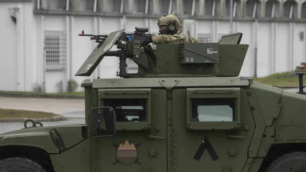 - simbolična fotografija &ndash; vojaki SV -- 31.03.2023 &ndash; Slovenska vojska (SV) - Voja&scaron;nica Ivana Cankarja Vrhnika - obisk predsednice republike v okviru katerega se je seznanila s stanjem pripravljenosti Slovenske vojske v letu 2022, //FOTO: Jaka Gasar