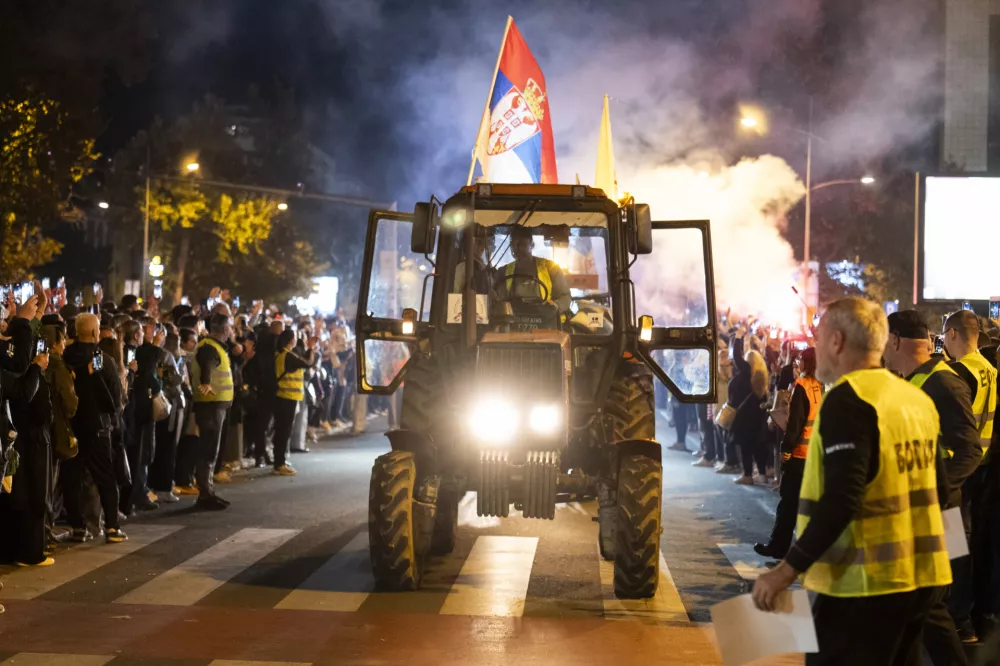 1. obletnica padca nadstre&scaron;ka31.10.2025 - Prihod &scaron;tudentov iz cele Srbije v Novi Sad, Bulevar oslobođenjaSpominski shod v Novem Sadu eno leto po padcu nadstre&scaron;ka na železni&scaron;ki postaji v Novem Sadu, ki je zahteval življenja 16 ljudi in zanetil množične protivladne proteste, Novi Sad, Srbija. FOTO: Nik Erik Neubauer