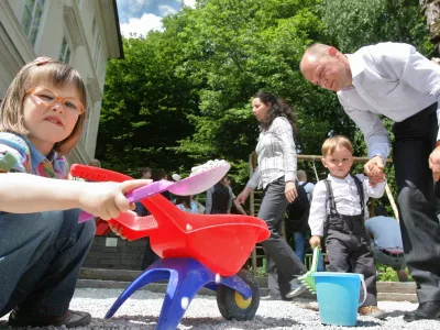 - Mednarodni dan družine - izjava za medije ministra za delo, družino in socialne zadeve Ivana Svetlika ob srečanju z družino z več otroki, posvojiteljsko družino, družino z istospolnima partnerjema, rejni&scaron;ko in enostar&scaron;evsko družino  //FOTO: Luka Cjuha