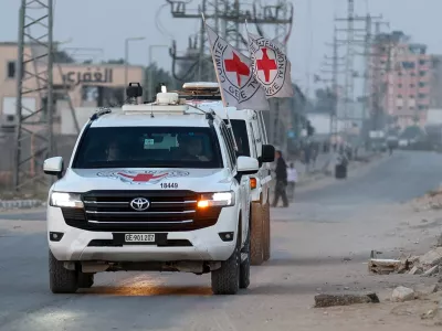 FILE PHOTO: Red Cross transports the body of a deceased hostage, who had been held in Gaza since the deadly October 7, 2023, attack on Israel by Hamas, after it was handed over by Hamas militants as part of a ceasefire and a hostages-prisoners swap deal between Hamas and Israel, in Deir Al-Balah, in the central Gaza Strip, October 30, 2025. REUTERS/Ramadan Abed/File Photo