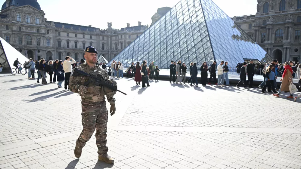 A soldier patrols in courtyard of the Louvre museum, Thursday, Oct. 30, 2025 in Paris. (AP Photo/Emma Da Silva)
