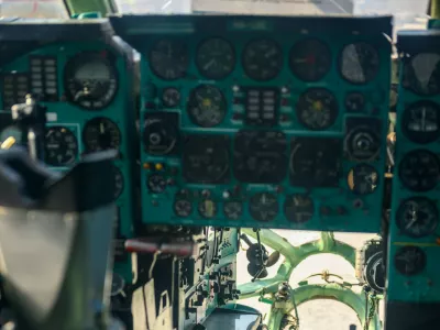 Pogled v pilotsko kabino letala tu-134, ki so jo povsem zakrili z zavesami. / Foto: Profimedia