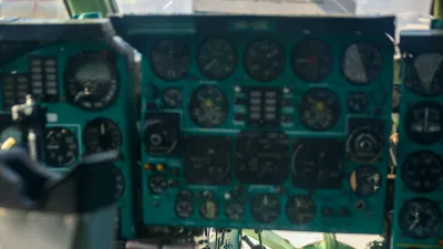 Pogled v pilotsko kabino letala tu-134, ki so jo povsem zakrili z zavesami. / Foto: Profimedia