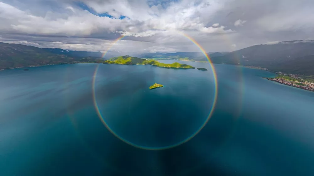 Zmagovalca sta fotografijo mavrice poimenovala Veličasten krog. / Foto: Profimedia/geshuang Chen/shuchang Dong