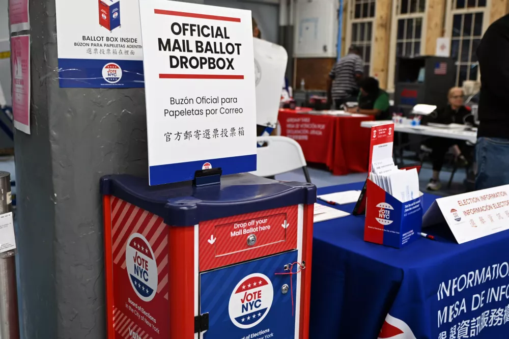 30 October 2025, US, New York: New Yorkers voting early before Election Day for the mayoral race. Zohran Mamdani is the leader ahead of Andrew Cuomo and Curtis Sliwa. This location in the West Village drew voters despite the rainy weather. Photo: Andrea Renault/ZUMA Press Wire/dpa
