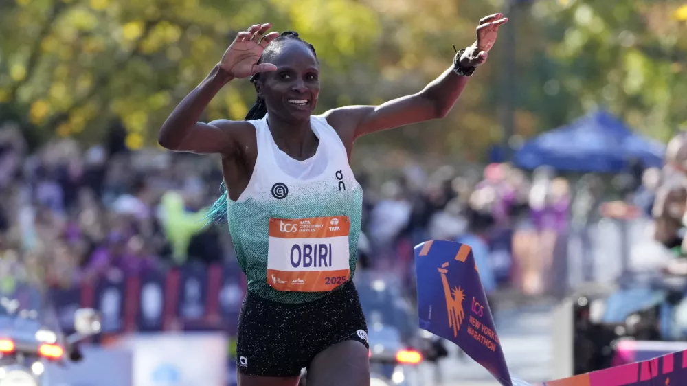 Athletics - 2025 TCS New York City Marathon - New York City, New York, U.S. - November 2, 2025 Kenya's Hellen Obiri crosses the line to win the women's elite race REUTERS/Eduardo Munoz