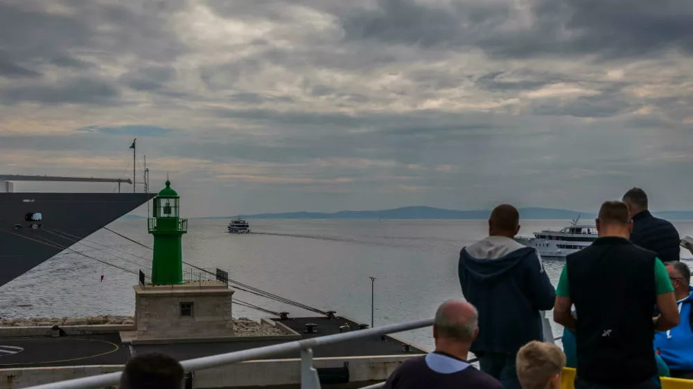 18.10.2025., Split - Trajektna na liniji Split Supetar i tmurno vrijeme nesmeta turistima koji putuju na Brac. Photo: Zvonimir Barisin/PIXSELL