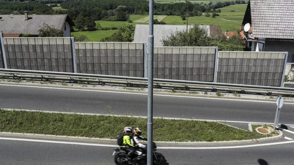 Pravniki &ldquo;raztrgali&rdquo; vladno uredbo