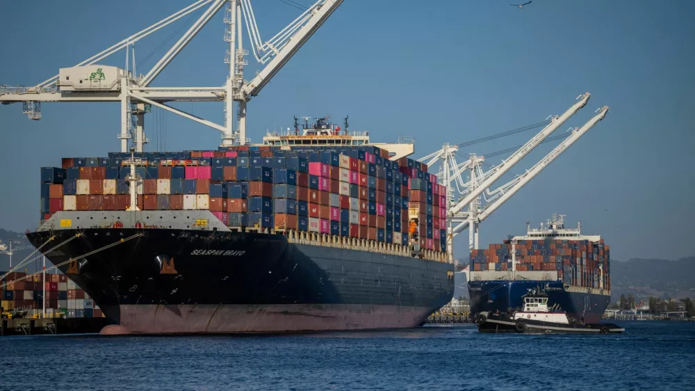 FILE PHOTO: A cargo ship full of shipping containers is seen at the port of Oakland, California, U.S., August 4, 2025. REUTERS/Carlos Barria/File Photo