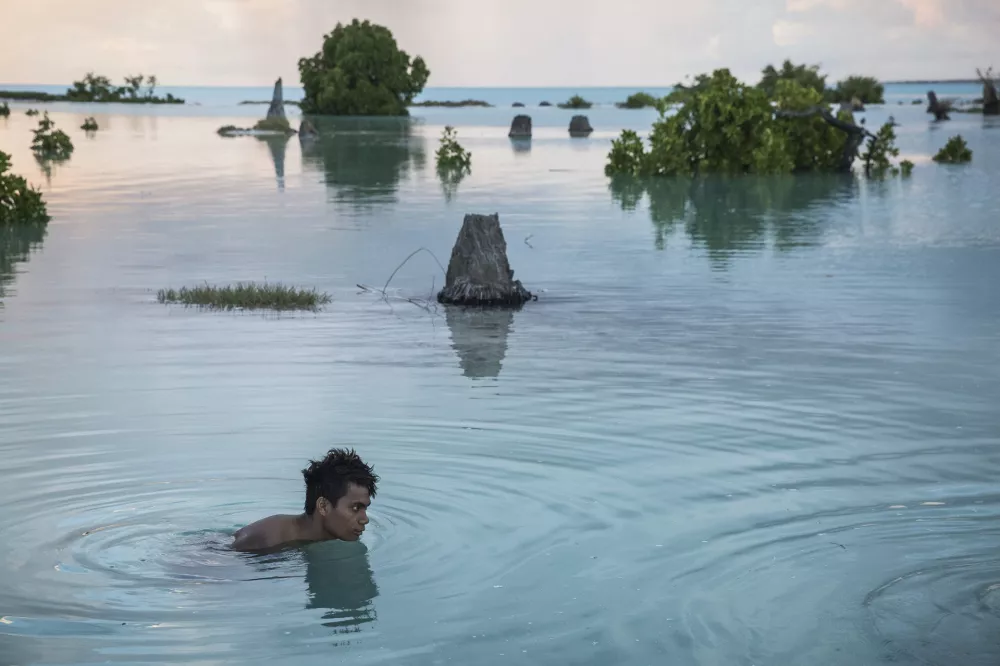 Peia Kararaua (16 ans), dans un quartier inondĂ&copy; du village d&acirc;&euro;&trade;Aberao, Ă&reg;les Kiribati, l&acirc;&euro;&trade;un des pays les plus durement touchĂ&copy;s par la montĂ&copy;e du niveau des mers.&Acirc;&copy; Vlad Sokhin / Cosmos / Panos Pictures / laifPeia Kararaua (16) in a flooded part of the village of Aberao, Kiribati, one of the countries most affected by rising sea levels.&Acirc;&copy; Vlad Sokhin / Cosmos / Panos Pictures / laifPhoto libre de droit uniquement dans le cadre de la promotion de la 29e Ă&copy;dition du Festival International du Photojournalisme "Visa pour l'Image - Perpignan" 2017 au format 1/4 de page maximum. &acirc;&euro;&uml;RĂ&copy;solution maximale pour publication multimĂ&copy;dia: 72 dpiMention du copyright obligatoire.&acirc;&euro;&uml;The photos provided here are copyright but may be used royalty-free for press presentation and promotion of the 29th International Festival of Photojournalism Visa pour l'Image - Perpignan 2017.Maximum size printed: quarter page&acirc;&euro;&uml;Maximum resolution for online publication: 72 dpiCopyright and photo credits (listed with captions) must be printed.