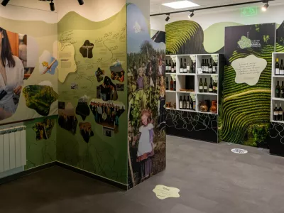 Vstop v Center je prost, prostor pa je dostopen tudi osebam z invalidnostjo. Ob Kulturnem centru &Scaron;trigova, kjer se Center nahaja, je parkiri&scaron;če.