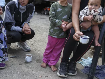 - romsko naselje Dobru&scaron;ka vas- 19.09.2024 - V Kulturnem domu v &Scaron;kocjanu je bila seja Medresorske vladne komisije za urejanje položaja Romov, medtem bo pred kulturnim domom tudi protestni shod//FOTO: Jaka Gasar / Foto: Jaka Gasar