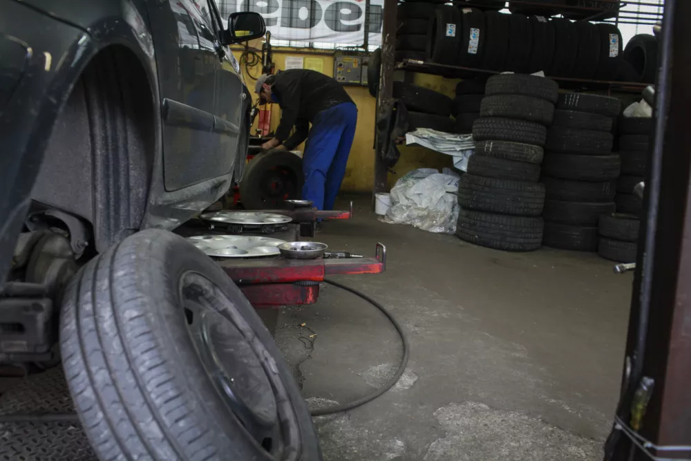 15. novembra je treba letne pnevmatike zamenjati za zimske. / Foto: Luka Cjuha