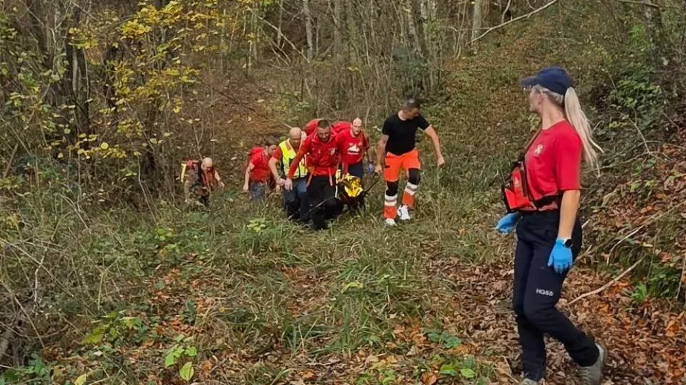 Gorski re&scaron;evalci so v gozdu po več dneh na&scaron;li po&scaron;kodovano starej&scaron;o žensko. Bila je živa. 