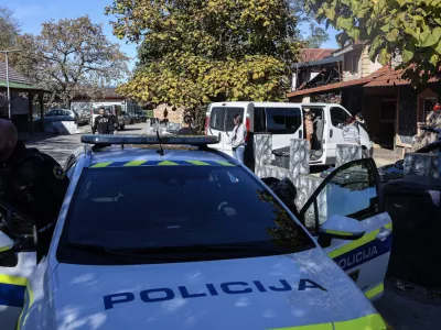 - 28.10.2025 - Romsko naselje Kerinov Grm - policija//FOTO: Jaka Gasar