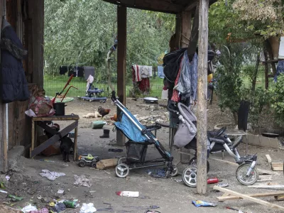 - romsko naselje Dobru&scaron;ka vas- 19.09.2024 - V Kulturnem domu v &Scaron;kocjanu je bila seja Medresorske vladne komisije za urejanje položaja Romov, medtem bo pred kulturnim domom tudi protestni shod//FOTO: Jaka Gasar