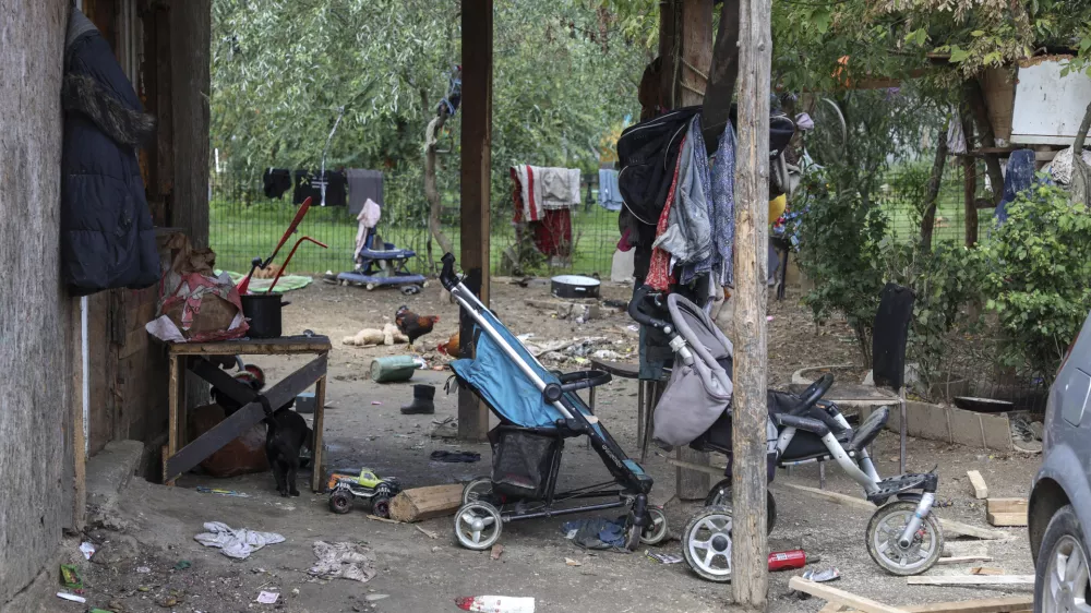 - romsko naselje Dobru&scaron;ka vas- 19.09.2024 - V Kulturnem domu v &Scaron;kocjanu je bila seja Medresorske vladne komisije za urejanje položaja Romov, medtem bo pred kulturnim domom tudi protestni shod//FOTO: Jaka Gasar