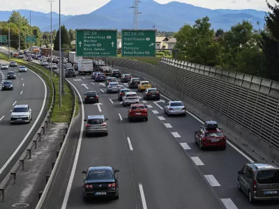 Gneča - simbolična fotografijaDARSavtocestacestazastojiprometrazcep Kozarjesmer Brezovicazastojgneča na cestah22.08.2025 - Gneča na avtocesti pri razcepu KozarjeFoto: Nik Erik Neubauer 