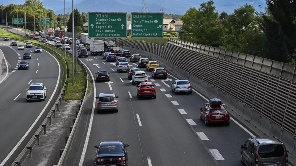 Gneča - simbolična fotografijaDARSavtocestacestazastojiprometrazcep Kozarjesmer Brezovicazastojgneča na cestah22.08.2025 - Gneča na avtocesti pri razcepu KozarjeFoto: Nik Erik Neubauer 