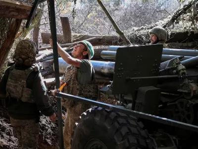 FILE PHOTO: Artillerymen of the 152nd Separate Jaeger Brigade prepare to fire an M114 self-propelled howitzer towards Russian troops, amid Russia's attack on Ukraine, near the frontline town of Pokrovsk in Donetsk region, Ukraine October 15, 2025. REUTERS/Anatolii Stepanov/File Photo