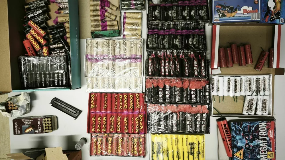 Postojnski policisti so zasegli večjo količino pirotehnike. 