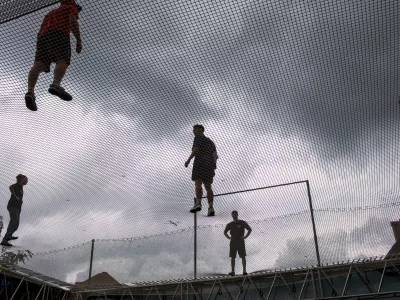 - Simbolična fotografija, medsebojni odnosi, ljudje v zraku, psihologija- NEVIDNA LJUBLJANA- 26.04.2024. Priprava trampolina nad Ljubljanico ob Novem trgu za prireditev Odbito na Ljubljanici. //FOTO: Bojan Velikonja / Foto: Bojan Velikonja