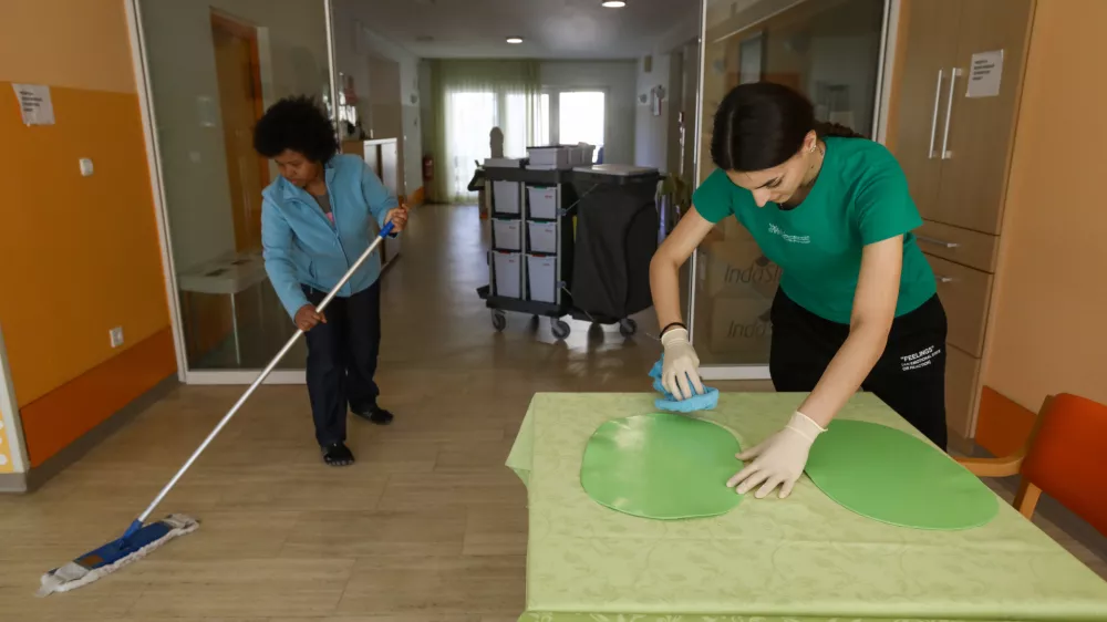 Večini javnih uslužbencev se bo plača zvi&scaron;ala za 100 evrov