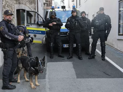 - 28.10.2025 - Izredna skup&scaron;čina občine Novo Mesto s svetniki in predstavniki vlade in protest proti romskemu nasilju z naslovom Dovolj je!//FOTO: Jaka Gasar / Foto: Jaka Gasar
