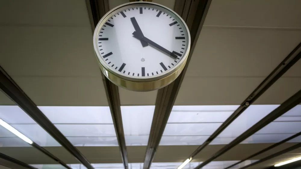 - simbolična fotografija - zdravstvo - ura - čakalne dobe za paciente - - 24.10.2016 - Univerzitetni klinični center UKC Ljubljana -