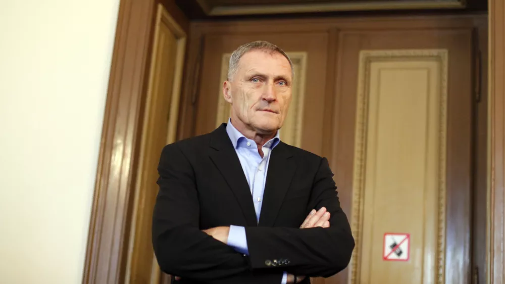 nekdanji direktor Stanovanjskega sklada Edvard Oven- sojenje nekdanjemu direktorju Stanovanjskega sklada Edvardu Ovnu zaradi domnevne zlorabe položaja pri nakupu zemlji&scaron;č leta 2002 v Vižmarjah in takratnemu direktorju Etaline Zdravku Strmčniku zaradi pomoči pri tem kaznivem dejanju.//FOTO: Luka Cjuha