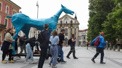 Konj Marko, ki je v 70. letih v Trstu nastal kot izraz upora proti institucionalizaciji, se je letos odpravil na pot po Sloveniji. / Foto: Bojan Velikonja