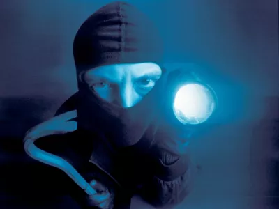 vlomilec baterija, tematska