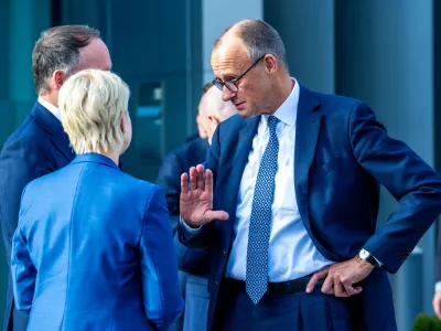 04 November 2025, Mecklenburg-Western Pomerania, Schwerin: German Chancellor Friedrich Merz (R) talks to Manuela Schwesig, Minister President of Mecklenburg-Vorpommern, and Simon Michel, CEO of Ypsomed, after a visit to Ypsomed. Photo: Jens B&uuml;ttner/dpa