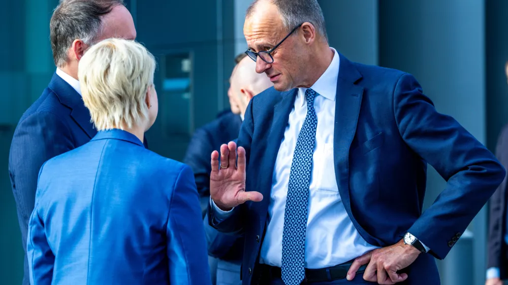04 November 2025, Mecklenburg-Western Pomerania, Schwerin: German Chancellor Friedrich Merz (R) talks to Manuela Schwesig, Minister President of Mecklenburg-Vorpommern, and Simon Michel, CEO of Ypsomed, after a visit to Ypsomed. Photo: Jens B&uuml;ttner/dpa