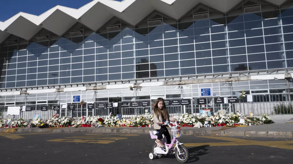 ZA OBJEKTIVNUJNO VKLJUČI V IZBORPunčka pred pričetkom komemoracije pred postajo. 01.11.2025 - Spominski shod v Novem Sadu eno leto po padcu nadstre&scaron;ka na železni&scaron;ki postaji v Novem Sadu, ki je zahteval življenja 16 ljudi in zanetil množične protivladne proteste, Novi Sad, Srbija. FOTO: Nik Erik Neubauer / Foto: 