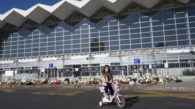 ZA OBJEKTIVNUJNO VKLJUČI V IZBORPunčka pred pričetkom komemoracije pred postajo. 01.11.2025 - Spominski shod v Novem Sadu eno leto po padcu nadstre&scaron;ka na železni&scaron;ki postaji v Novem Sadu, ki je zahteval življenja 16 ljudi in zanetil množične protivladne proteste, Novi Sad, Srbija. FOTO: Nik Erik Neubauer / Foto: 