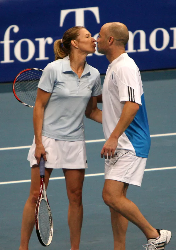 Steffi Graf and Andre Agassi kiss each other during the BASF Festival for Children mixed doubles tennis match between Steffi Graf/Andre Agassi and Justine Henin/Goran Ivanisevic at the SAP-Arena in Mannheim, Germany, on Saturday, Oct. 27, 2007. The charity match raises money for the foundation "Children for Tomorrow" founded by Steffi Graf. (AP Photo/Daniel Roland) / Foto: Daniel Roland