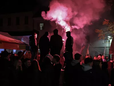 - 28.10.2025 - Izredna skup&scaron;čina občine Novo Mesto s svetniki in predstavniki vlade in protest proti romskemu nasilju z naslovom Dovolj je!//FOTO: Jaka Gasar / Foto: Jaka Gasar