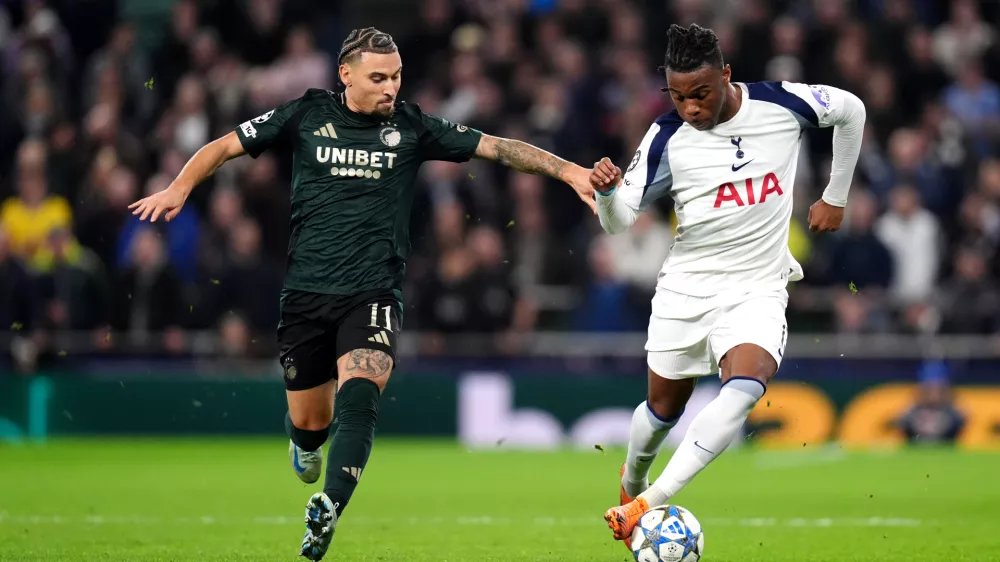 04 November 2025, United Kingdom, London: FC Copenhagen's Jordan Larsson (L) and Tottenham Hotspur's Destiny Udogie battle for the ball during the UEFA Champions League soccer match between Tottenham Hotspur and FC Copenhagen at the Tottenham Hotspur Stadium. Photo: John Walton/PA Wire/dpa
