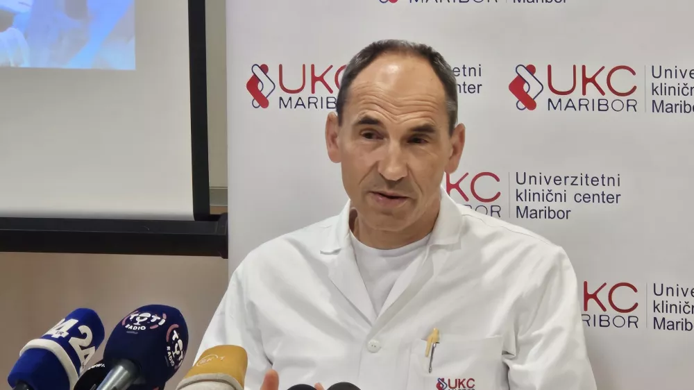 Maribor, UKC Maribor.Novinarska konferenca UKC Maribor ob prvi vstavitvi novega pametnega sistema polzevega vsadka v Sloveniji.Otorinolaringolog Janez Rebol.