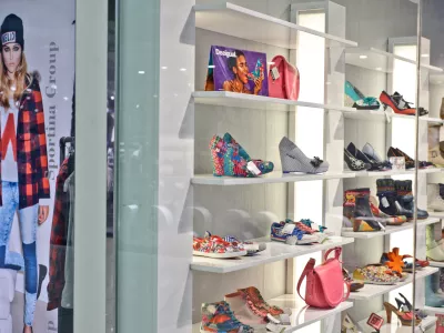 trgovina Mass - obutev- BTC City Park - nakupovalno sredi&scaron;če v Ljubljani 2013 - potro&scaron;ni&scaron;tvo - potro&scaron;niki,potro&scaron;niki,nakupovanje//FOTO: Tomaž Zajel&scaron;nik