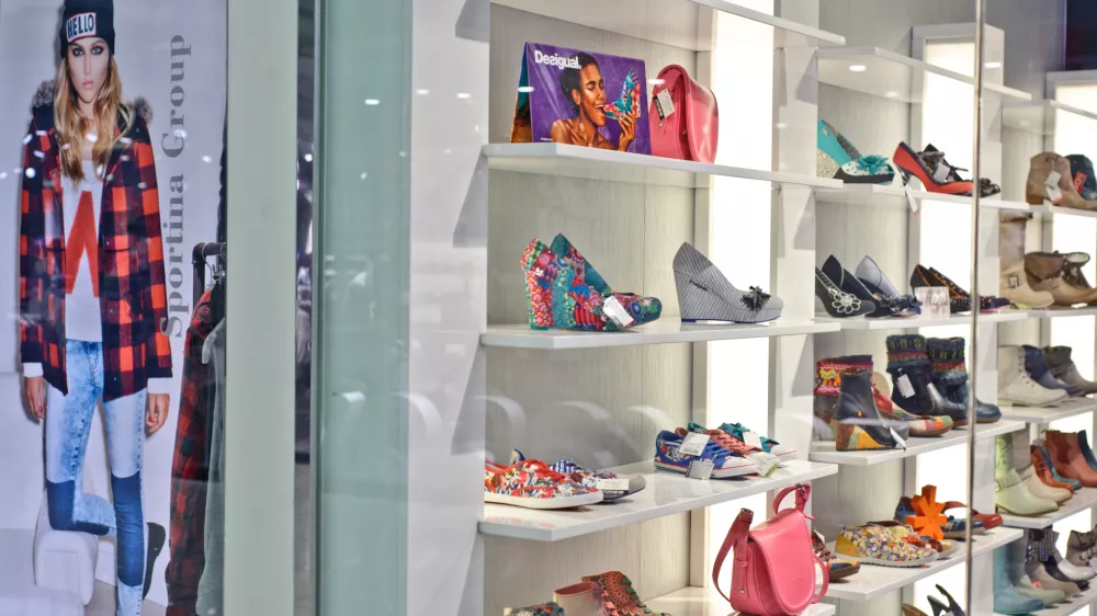 trgovina Mass - obutev- BTC City Park - nakupovalno sredi&scaron;če v Ljubljani 2013 - potro&scaron;ni&scaron;tvo - potro&scaron;niki,potro&scaron;niki,nakupovanje//FOTO: Tomaž Zajel&scaron;nik