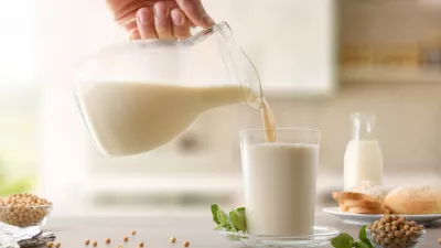 S čim naj si napolnimo kozarec ali skodelico? / Foto: Istock