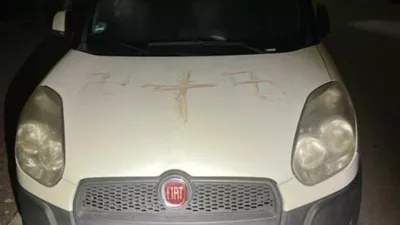 Avto v Hanauu ima na pokrovu motorja kljukaste križe. / Foto: Policijska Uprava Hessen