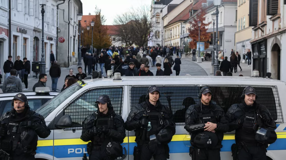 - 28.10.2025 - Izredna skup&scaron;čina občine Novo Mesto s svetniki in predstavniki vlade in protest proti romskemu nasilju z naslovom Dovolj je!//FOTO: Jaka Gasar